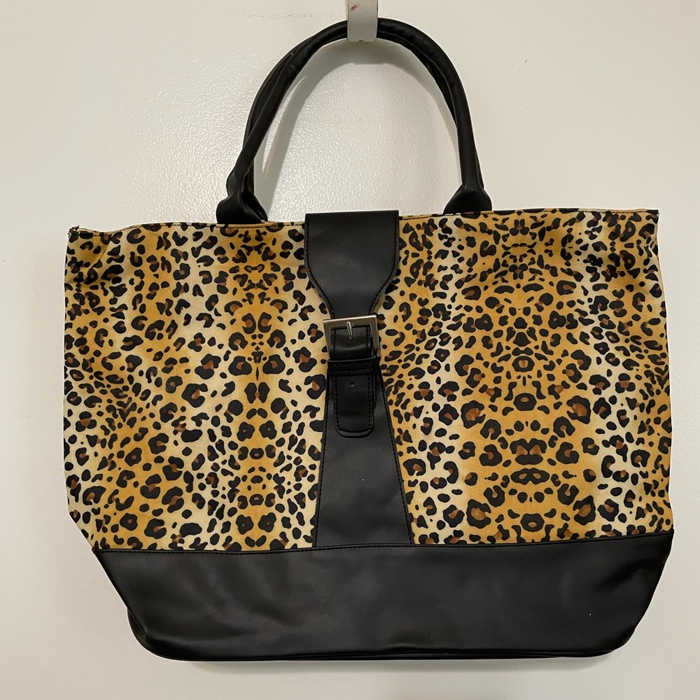 Fredericks of Hollywood Cheetah print w black trim large lined tote travel Bag